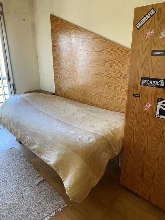 Cama de solteiro em madeira