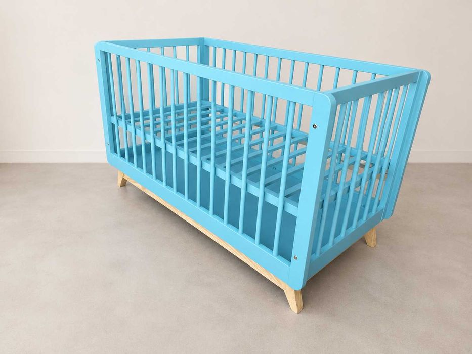 Conjunto berço + Colchão Care Pigü 140x70 + cómoda com fraldário em madeira – azul claro, muito bom estado