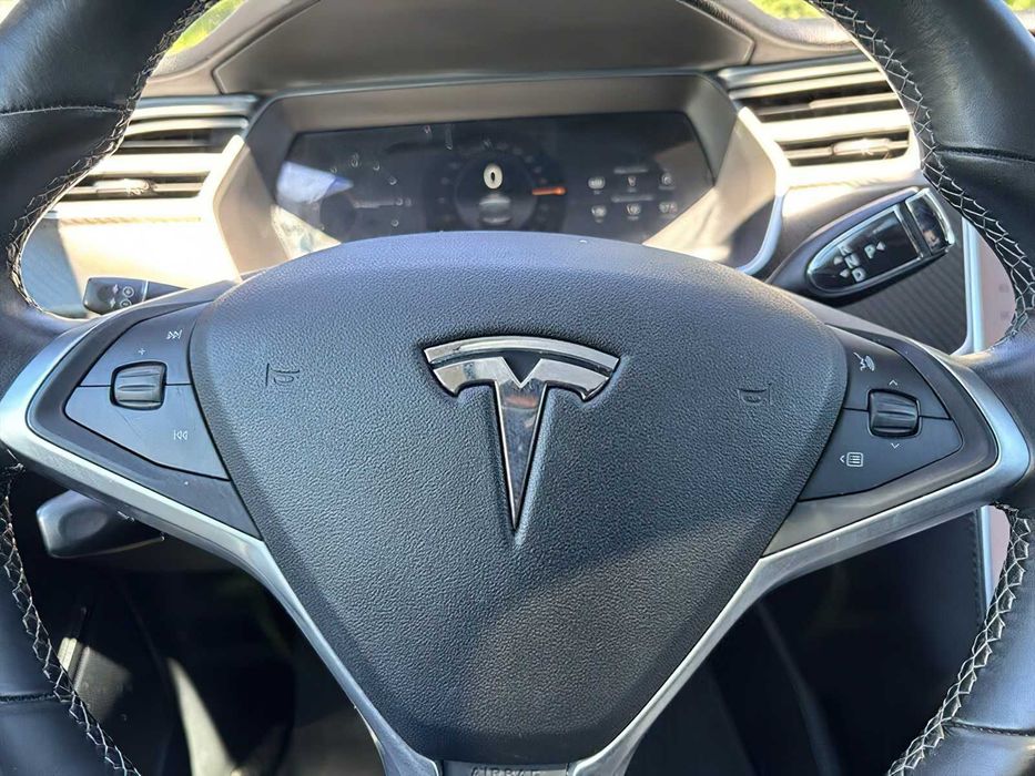 Tesla Model S      2015