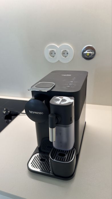 Maquina cafe nespresso Latissima One Shadow Black