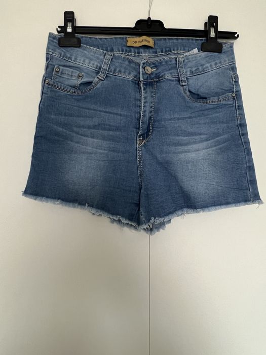 Niebieskie spodenki jeansowe