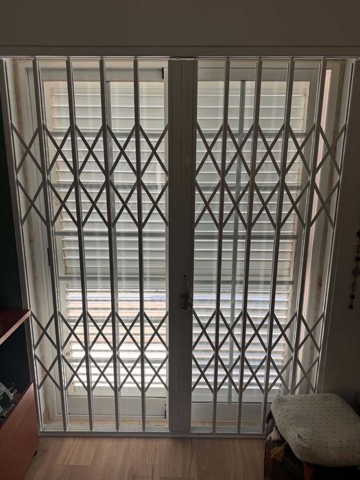 Janelas vidro duplo aluminio e grades em perfeito estado. brancos