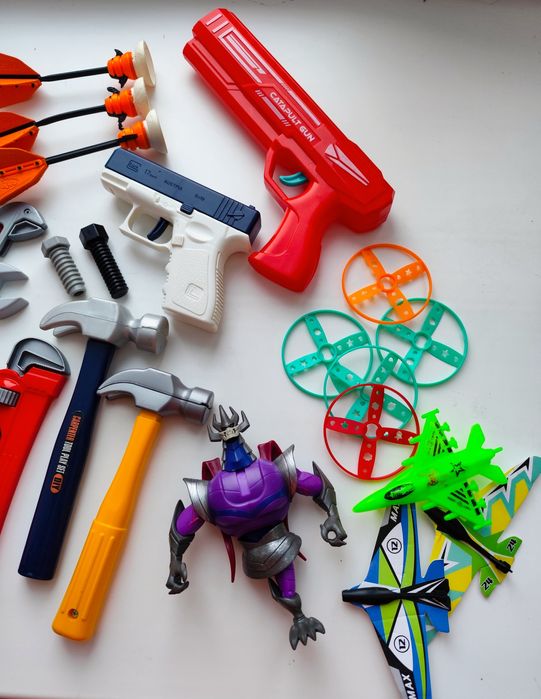 Іграшки інструмент, пістолети