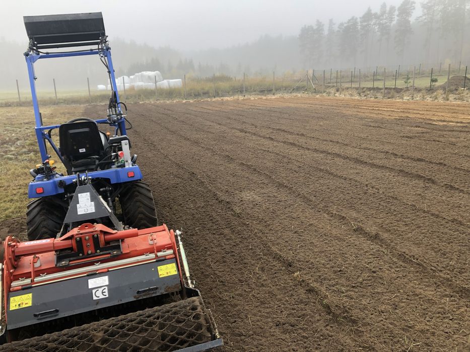 Glebogryzarką separacyjna, rekultywacja, równanie terenu trawnik