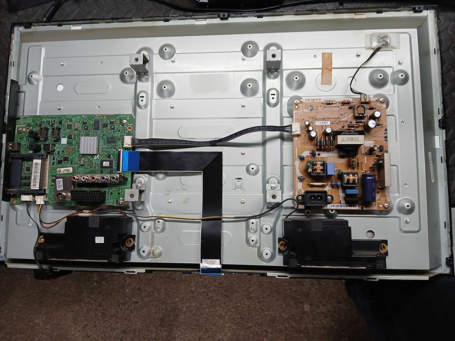 PEÇAS - TV LED 32" - Samsung UE32EH4000W - com Ecrã Danificado!!