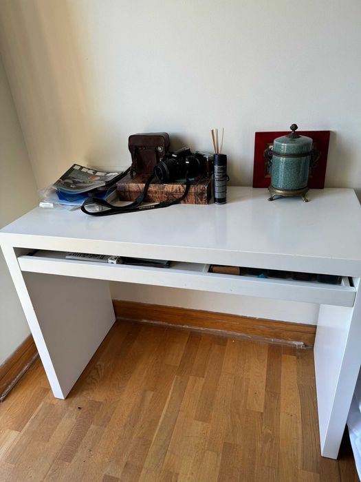 Secretária em madeira maciça lacada a branco.