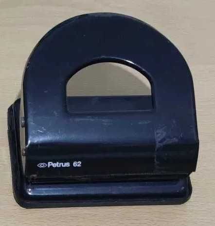 Furador de dois furos