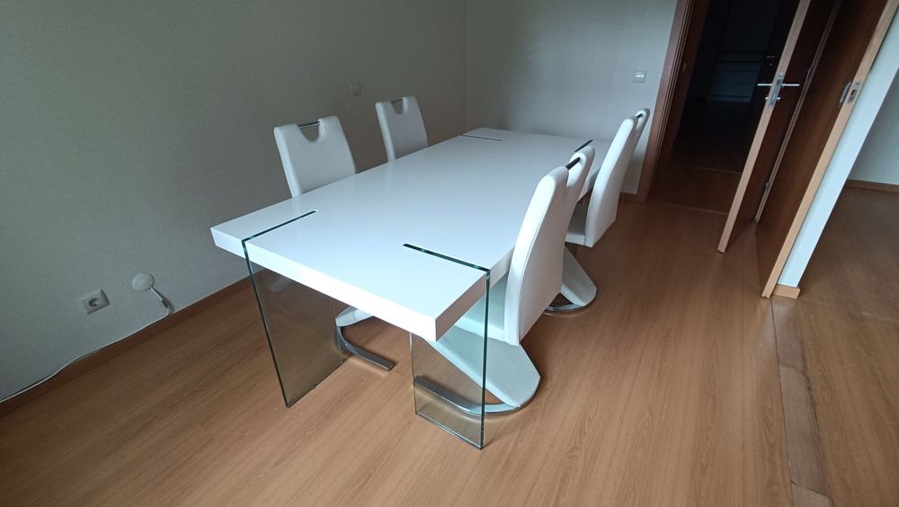 Mesa de jantar branca e 4 cadeiras