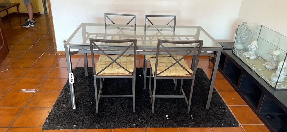 Mesa de jantar em vidro+ 4 cadeiras