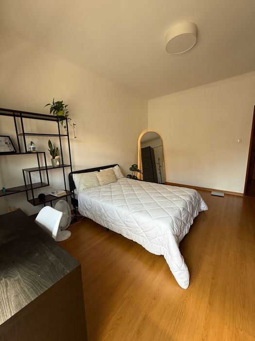 Quarto Privado e Luminoso em Benfica | Apenas Mulheres (Curta Duração)