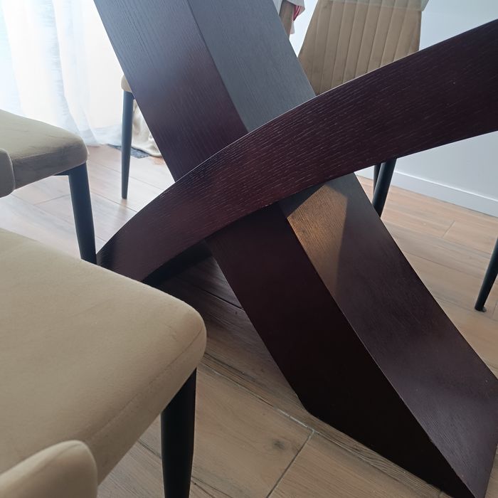 Mesa de jantar com  tampo de vidro e pè de madeira