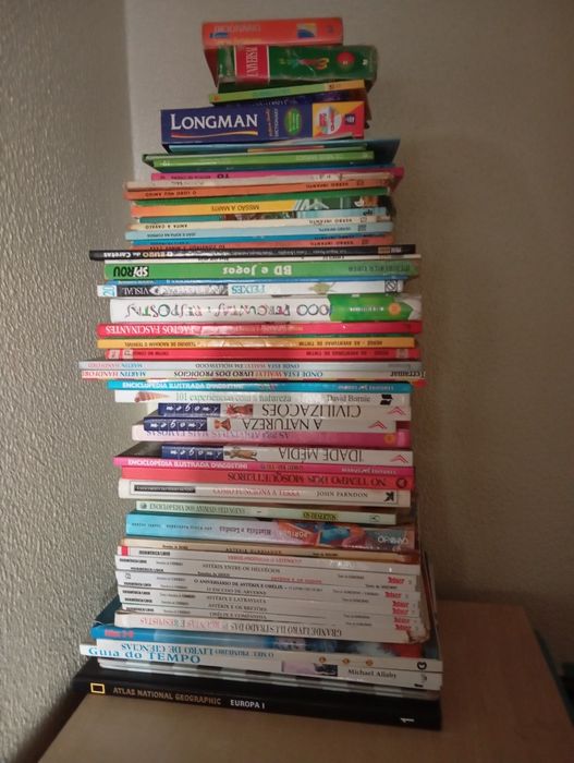 Livros juvenis e enciclopédias