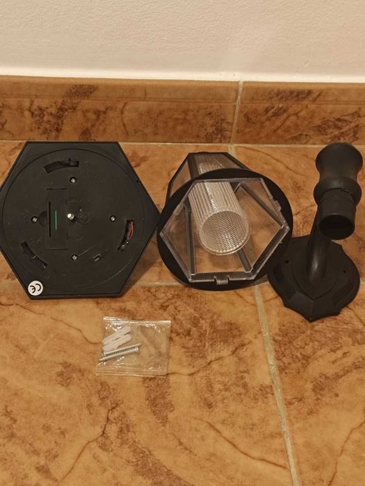 candeeiro de parede com painel solar