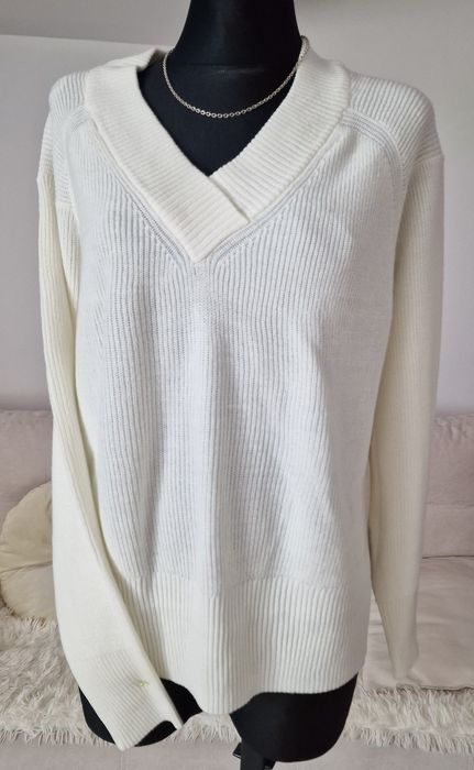 Sweterek z dekoldem ecru" Next".