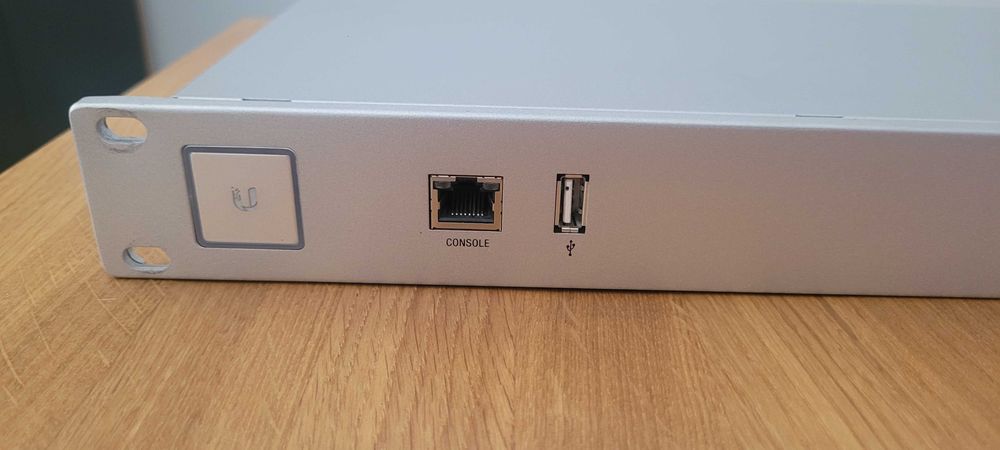 Sprzedam Security Gateway Unifi USG-PRO-4
