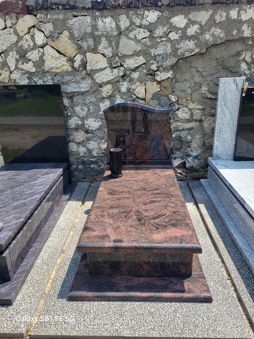 Nagrobki od 5000 .zł  Z literami i wazonem .