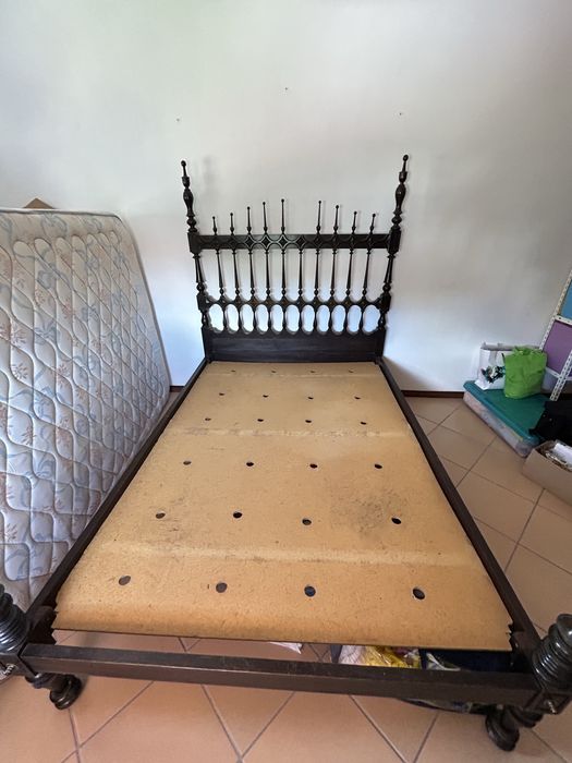 Cama de casal em madeira + colchão