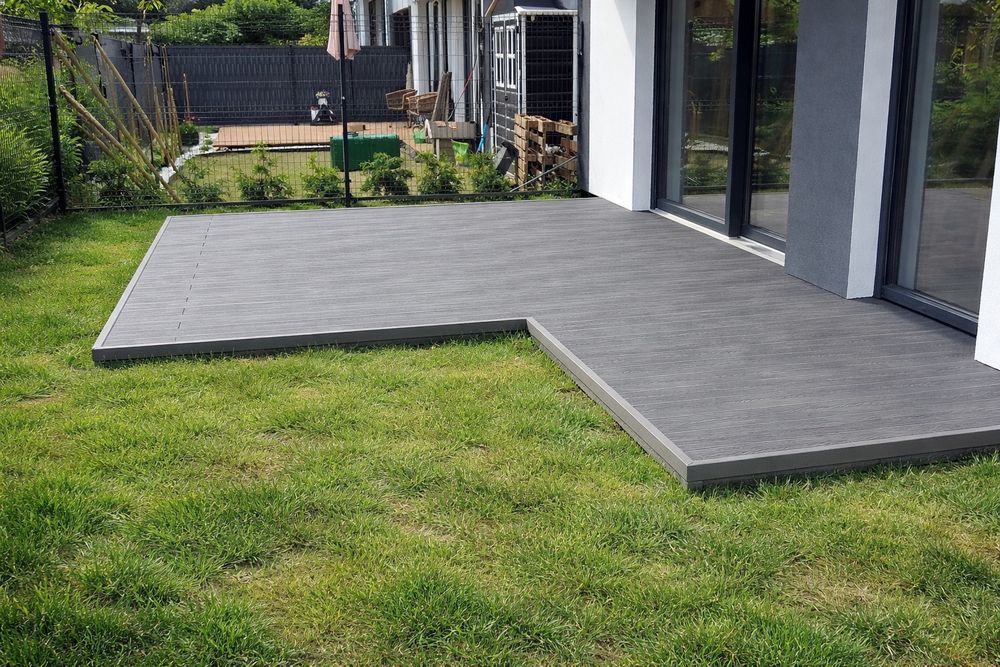 Taras z kompozytu lub drewna.