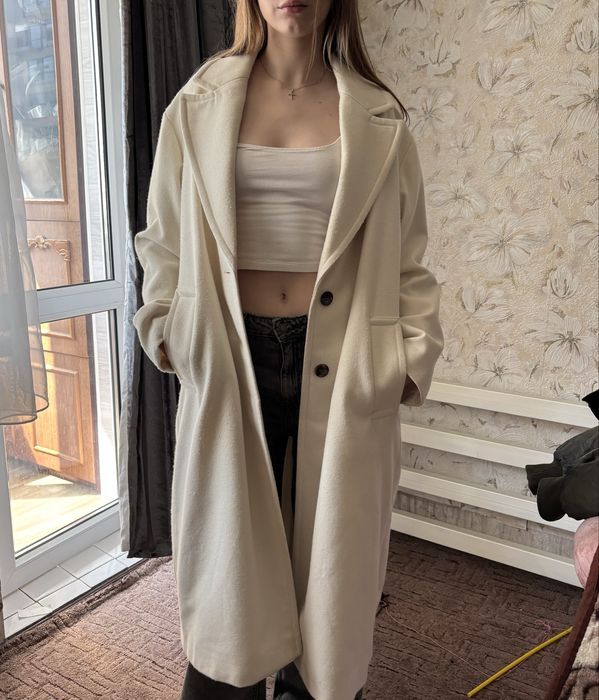 пальто ZARA молочного кольору