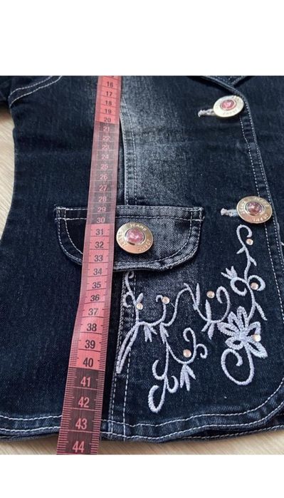 Джинсовий брючний костюм для дівчинки 6-7 років. чудово підійде, як шкільна форма.