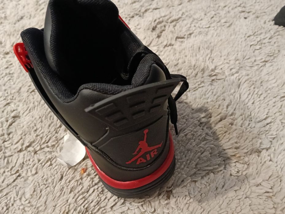 Jordany 4 czarno czerwono