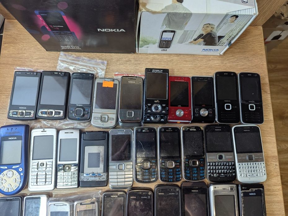 Лот різних моделей телефонів Nokia та Sony Ericsson стани різні