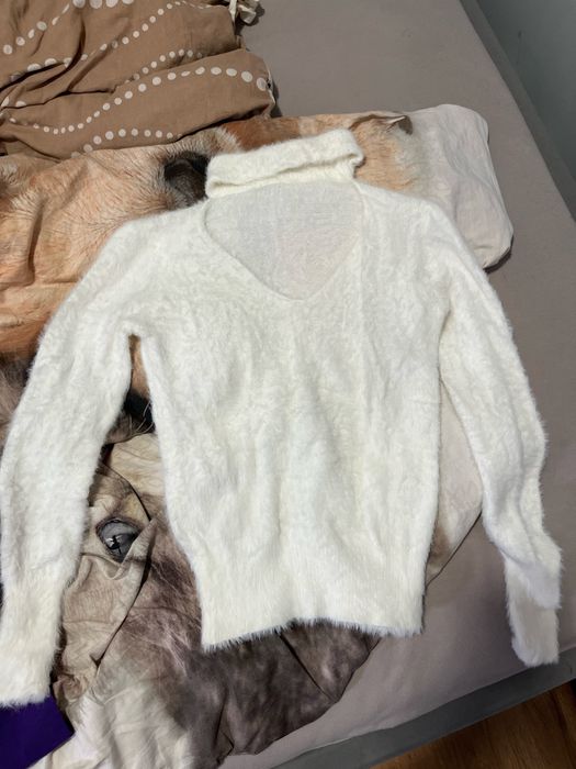 Sweter alpaka choler dekolt śmietankowy włochaty