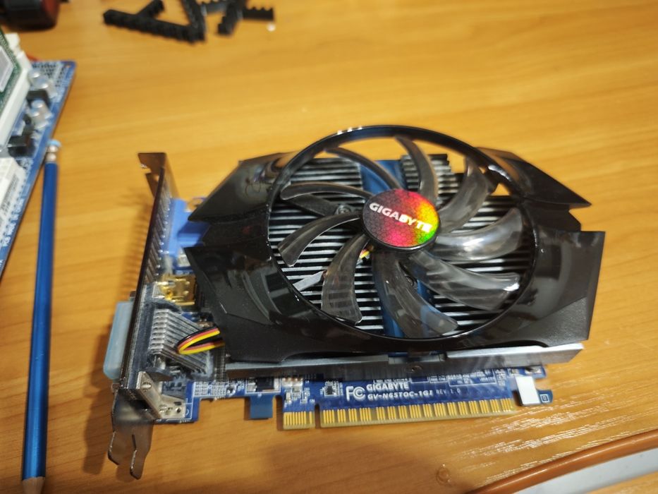 Системна плата з процесором та відекартою