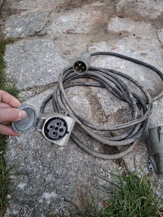 Przewod na sile z wtyczkami