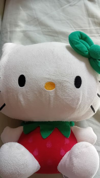 Hello Kitty Truskawka ze skrzydłami 20 cm