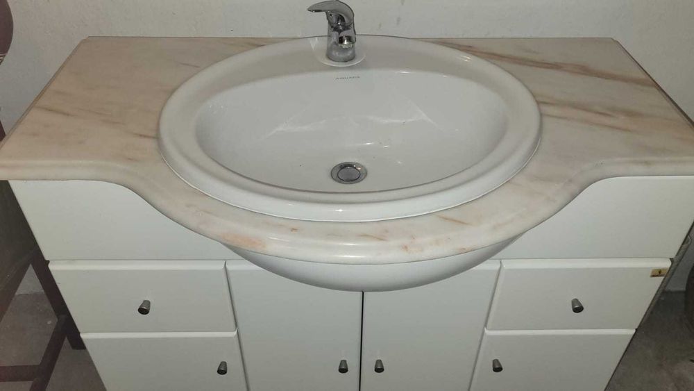 Móvel WC com lavatório e torneira