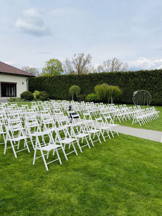 Wynajem krzeseł drewnianych na ślub w plenerze i inne uroczystości