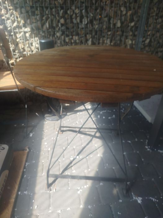 Stolik plus jedno krzeslo