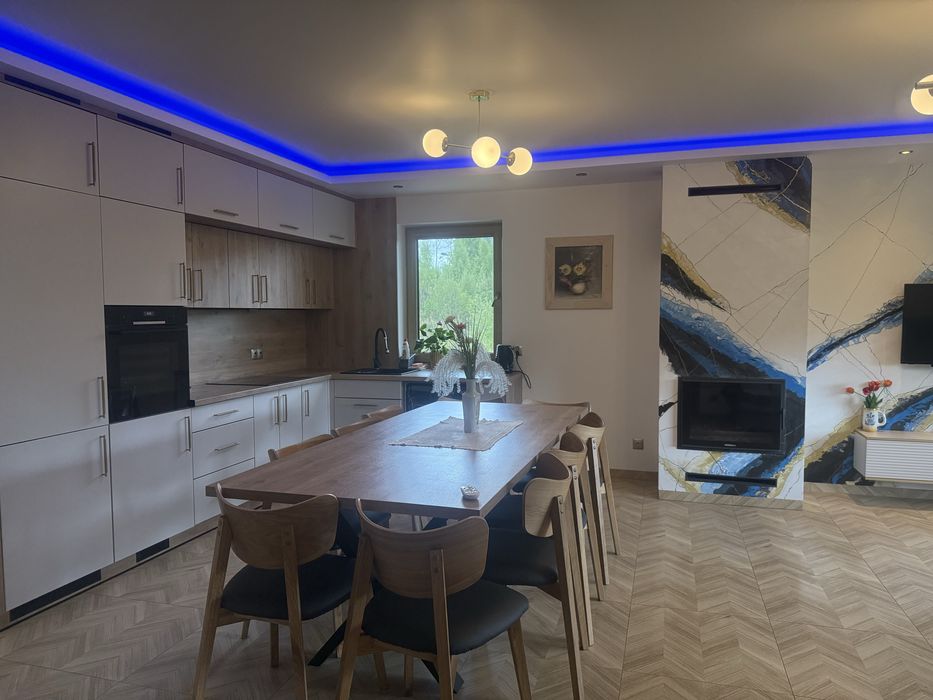 Komfortowy  dom  nad jeziorem. Z pomostem i łódką. Wędkowanie gratis.