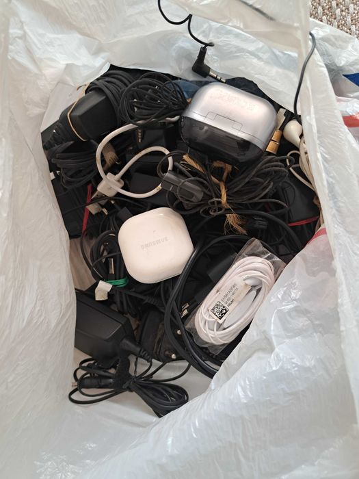 8 telefonów Samsung A12, LG 6G i inne na części, ładowarki, słuchawki