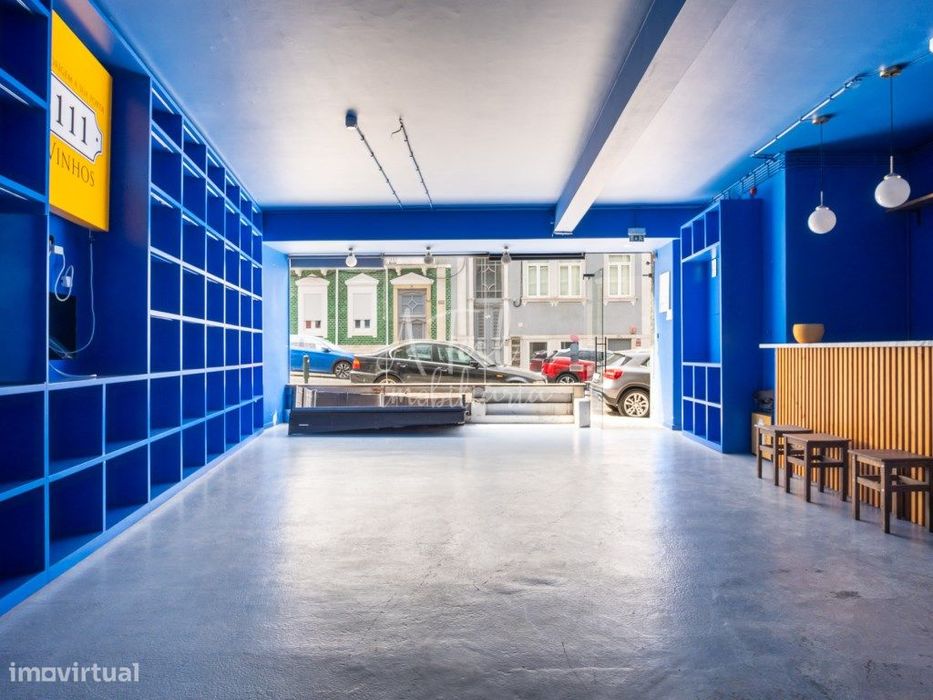 Loja / Espaço Comercial com Excelente Visibilidade para Arrendar