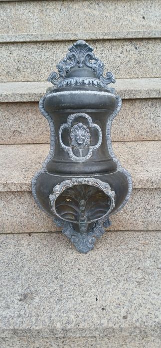 Fonte de parede antigo em cobre