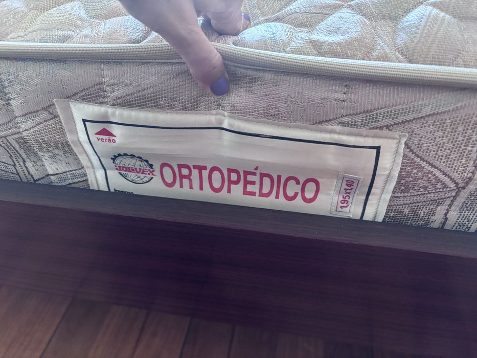 Mobília de Quarto Completa em Madeira (Cama + Colchão + Cómoda + 2 Mesinhas + Cadeira + Candeeiro)