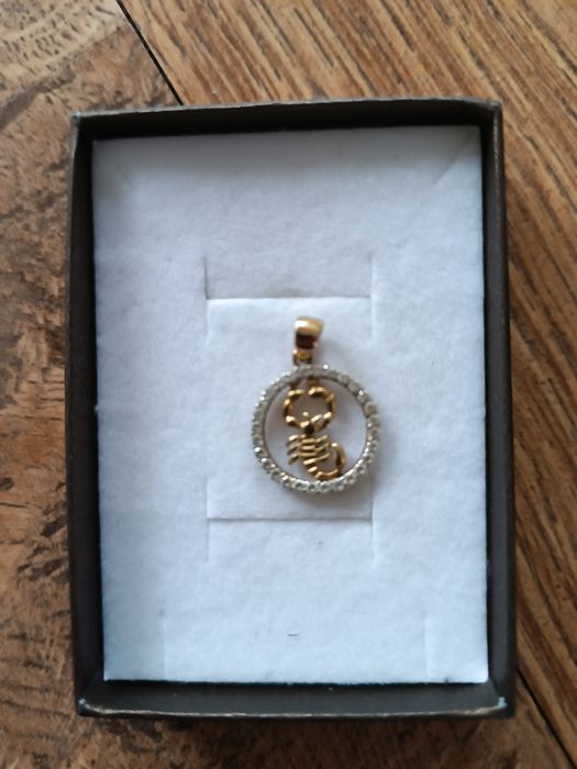 Złota zawieszka z Apart skorpion próba 585 z cyrkoniami