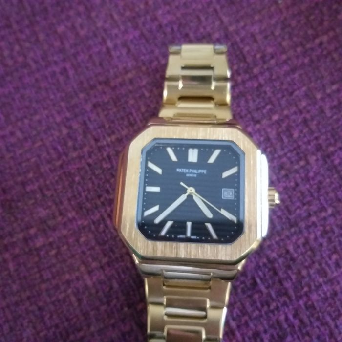 Relógio Dourado Preto