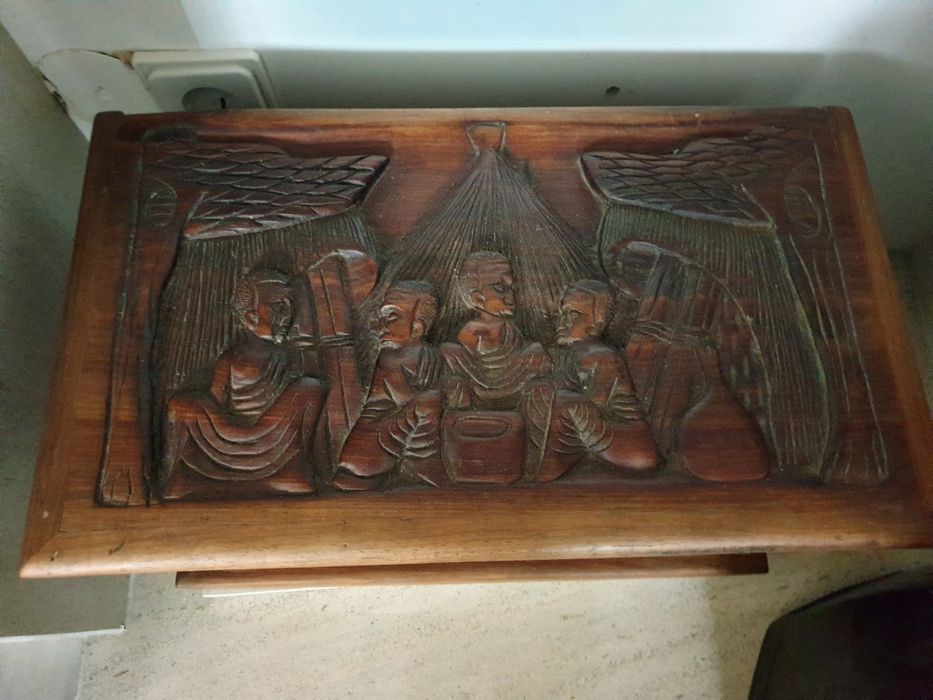 Linda arca / baú africana vintage esculpida em madeira exótica