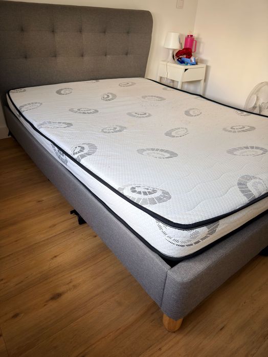 Cama, cabeceira e colchao