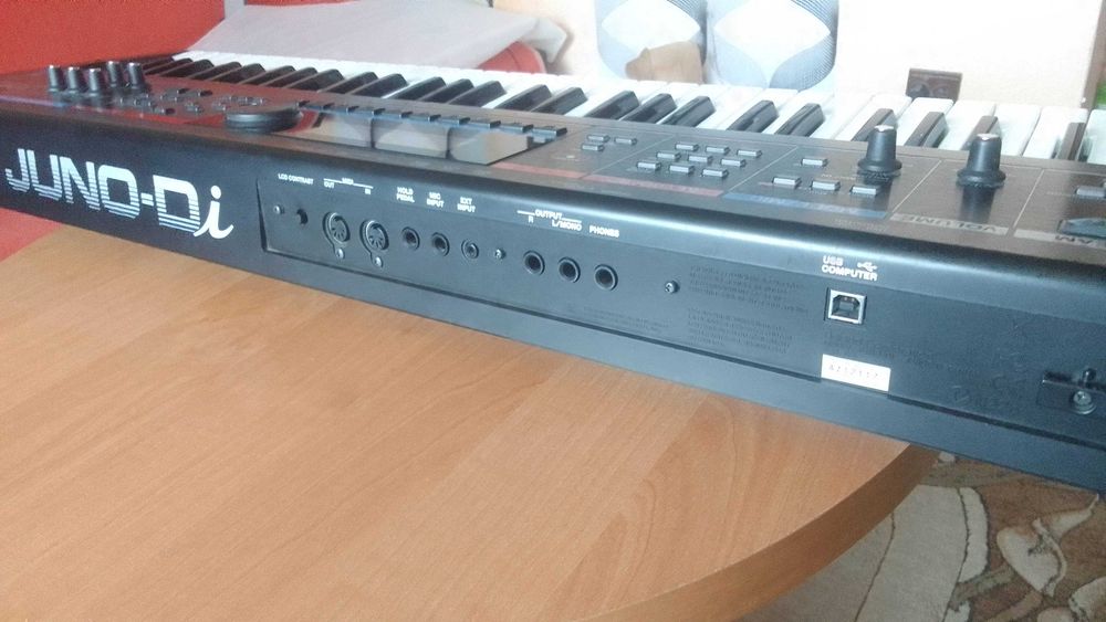Roland Juno Di Syntezator
