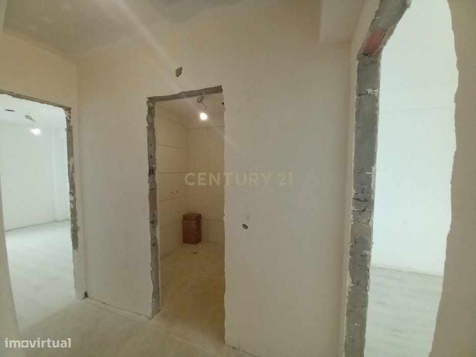T2 Totalmente Remodelado no Carregado – Cozinha Equipada e Excelente A