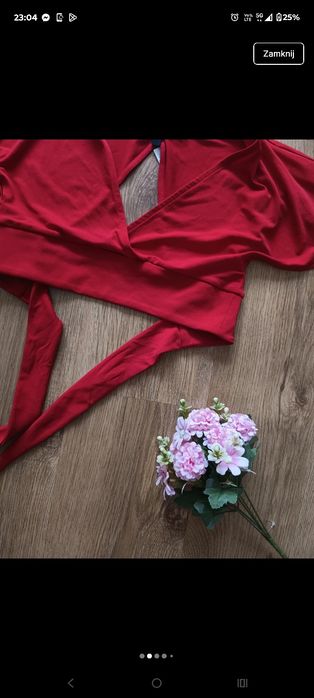 Czerwony crop top z wiązaniem ma plecach