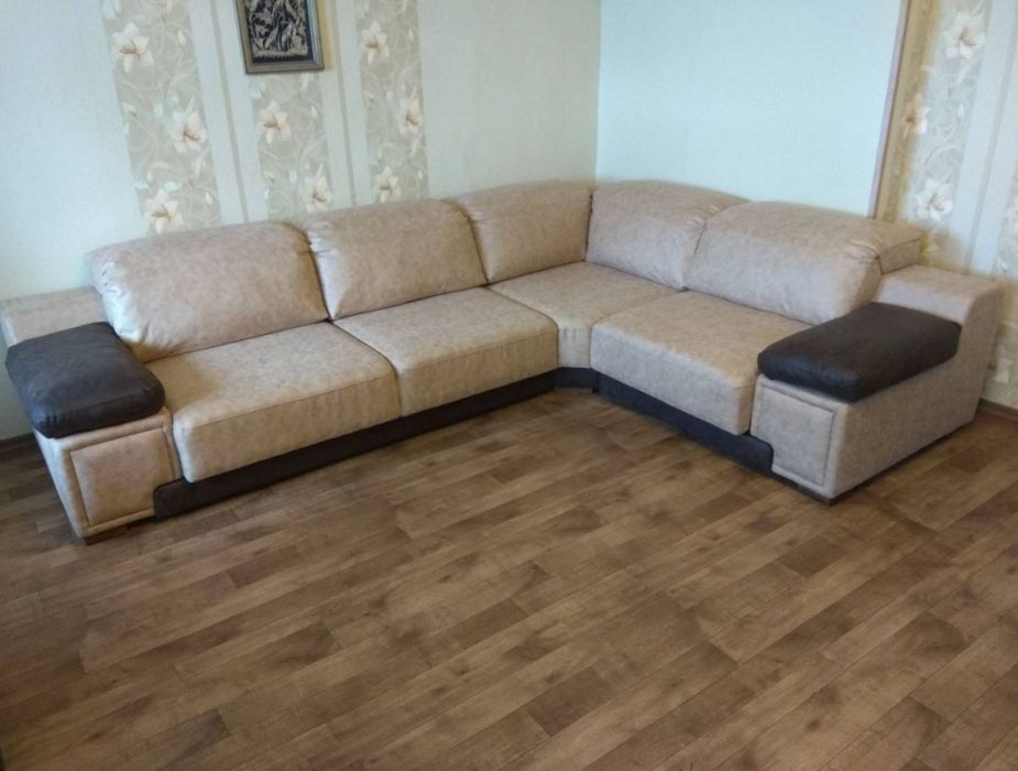 Перетяжка, заміна тканини, ремонт м'яких меблів.