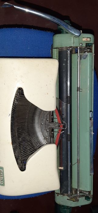 Máquina de escrever / dactilografia antiga.