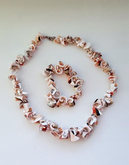 Ожерелье и браслет из ракушек.