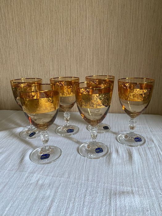 Келихи від Bohemia Crystal — серія з  кришталю з декоративною ніжкою та золоченням по краю.