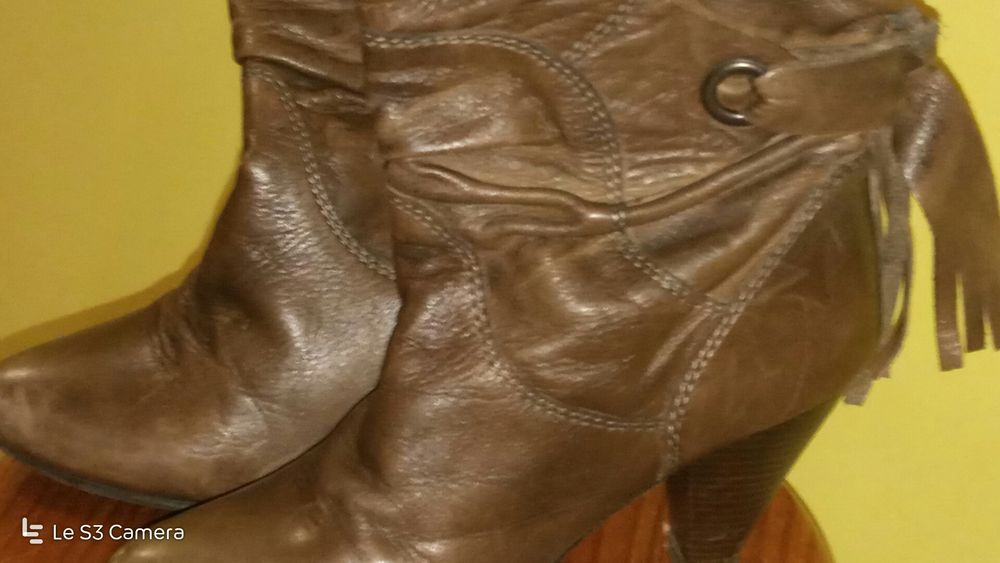 Botins castanho brilhantes, em pele, forrados a têxtil, como novos